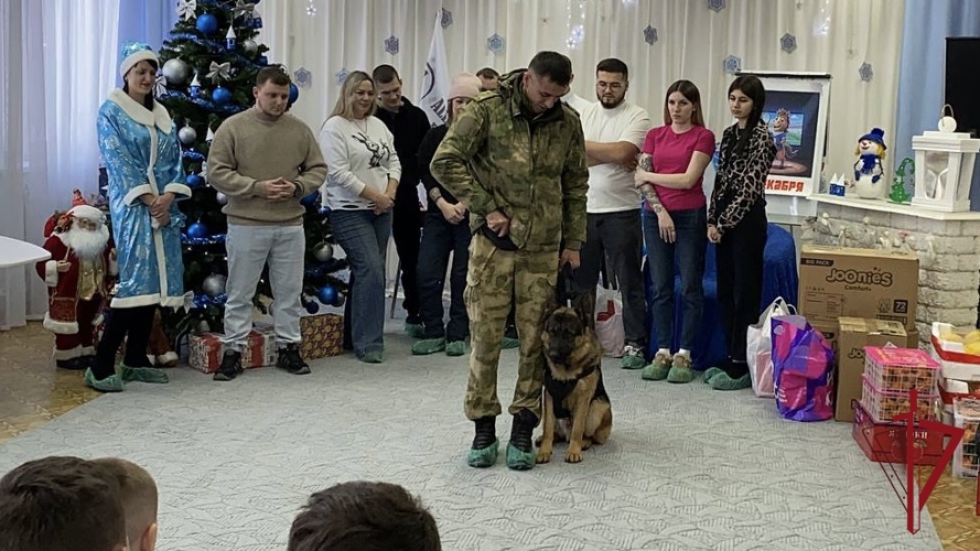 Дед Мороз специального назначения навестил детей проживающих в социальном учреждении
