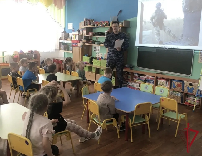 Росгвардейцы проводят патриотические встречи с юными амурчанами