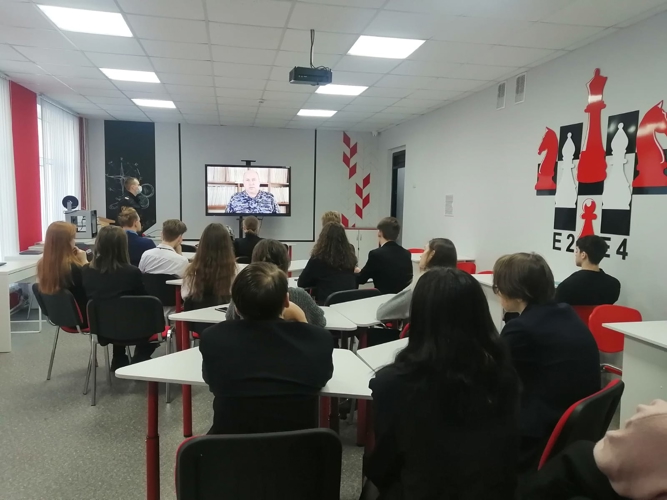 В городе Тында в преддверии 10-летия Росгвардии сотрудники вневедомственной охраны провели урок Мужества для лицеистов