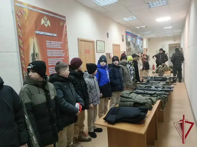 Для учащихся 22-й школы города Благовещенска сотрудники СОБРа провели  экскурсию по подразделению