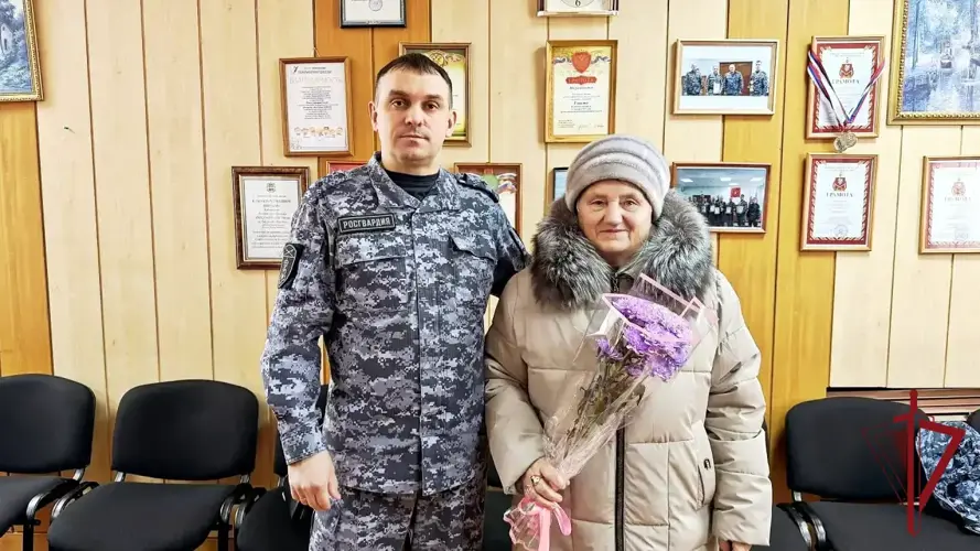 Сотрудники вневедомственной охраны поздравили  с наступающим праздников матерей и вдов сотрудников, погибших при исполнении служебного долга