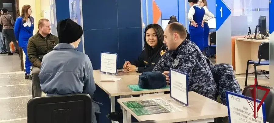 Сотрудники Росгвардии приняли участие в ярмарке вакансий в городе Благовещенске