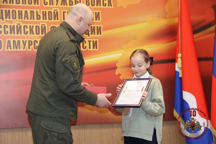 Начальник Управления Росгвардии по Амурской области генерал-майор полиции Виталий Харчёв наградил победителей и участников конкурса «Моя Росгвардия»