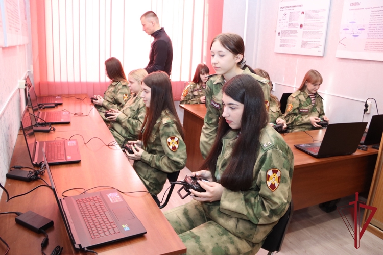 Благовещенские школьники познакомились с современными технологиями беспилотных систем (фото, видео)