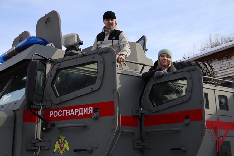 Для учащихся 22-й школы города Благовещенска сотрудники СОБРа провели  экскурсию по подразделению