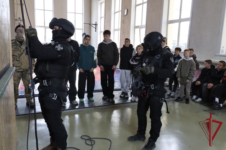 Юные спортсмены спорт клуба «Родина» познакомились со службой сотрудников ОМОН «Уран»