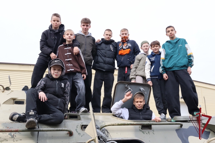 Юные спортсмены спорт клуба «Родина» познакомились со службой сотрудников ОМОН «Уран»