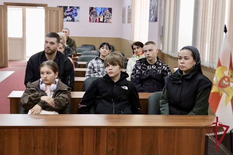 Юные спортсмены спорт клуба «Родина» познакомились со службой сотрудников ОМОН «Уран»