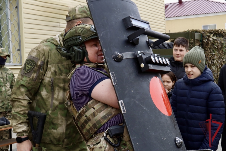 Юные спортсмены спорт клуба «Родина» познакомились со службой сотрудников ОМОН «Уран»