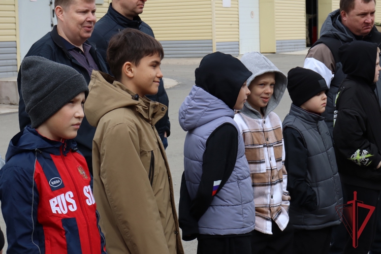 Юные спортсмены спорт клуба «Родина» познакомились со службой сотрудников ОМОН «Уран»