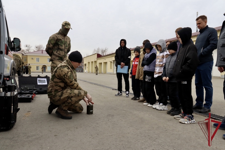 Юные спортсмены спорт клуба «Родина» познакомились со службой сотрудников ОМОН «Уран»