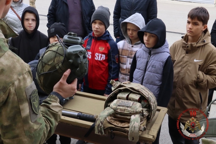 Юные спортсмены спорт клуба «Родина» познакомились со службой сотрудников ОМОН «Уран»