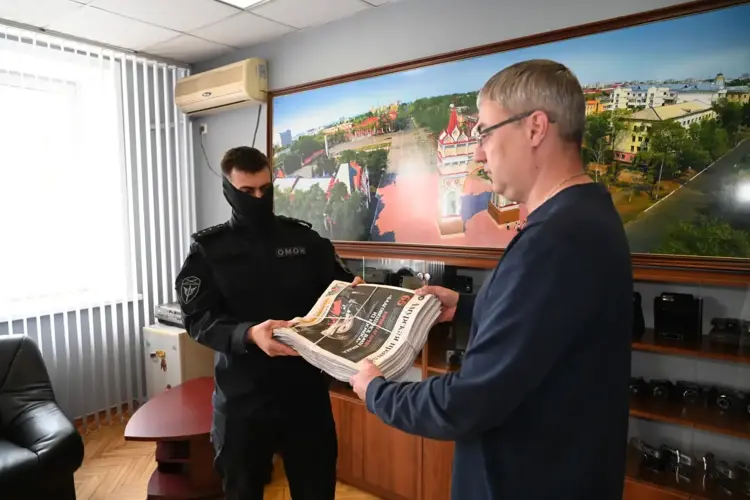 Редакция общественно-политической газеты «Амурская правда» передала печатную продукцию Росгвардейцам в зону СВО