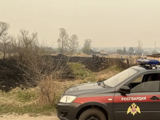 В Шимановске сотрудники вневедомственной охраны Росгвардии предотвратили распространение огня на жилые постройки