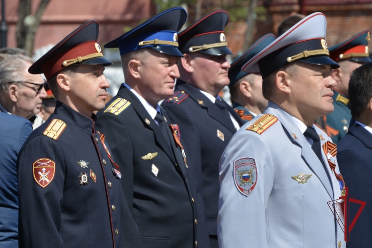 Начальник Управления Росгвардии принял участие  в торжественном мероприятии по возложению цветов к памятникам на площади Победы в городе Благовещенске