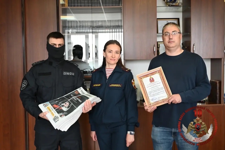 Редакция общественно-политической газеты «Амурская правда» передала печатную продукцию Росгвардейцам в зону СВО
