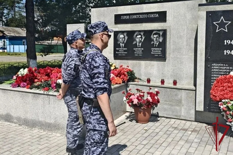 В День памяти и скорби сотрудники Росгвардии почтили память погибших в Великой Отечественной войне