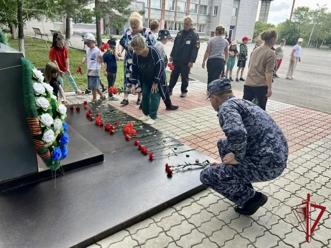 В День памяти и скорби сотрудники Росгвардии почтили память погибших в Великой Отечественной войне