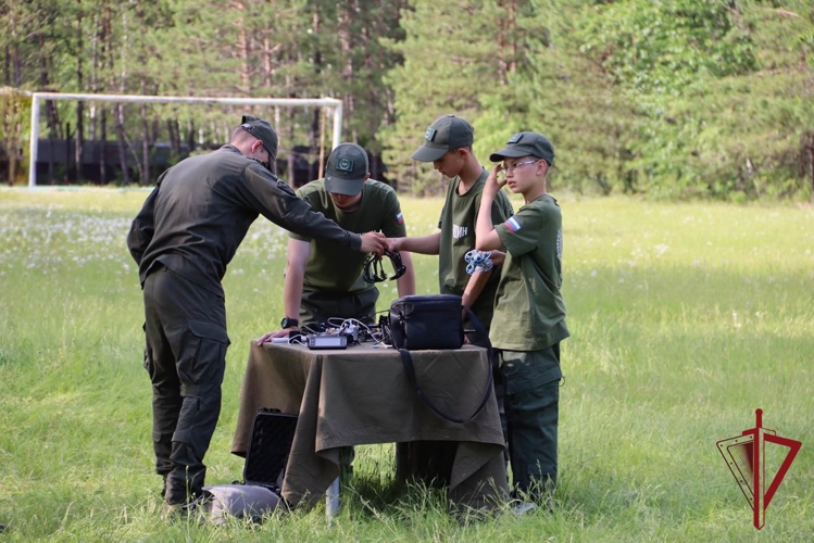 В рамках ведомственной акции «Каникулы с Росгвардией» сотрудники СОБР «Альтаир» встретились юными амурчанами