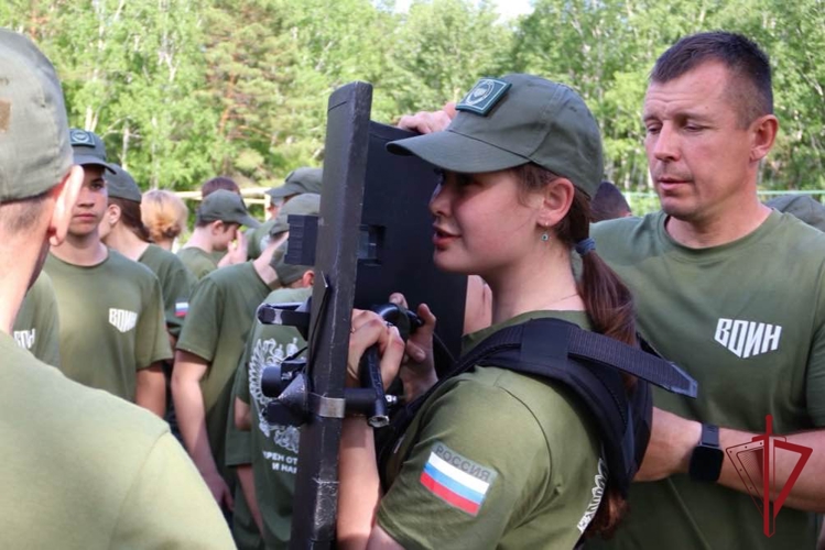 В рамках ведомственной акции «Каникулы с Росгвардией» сотрудники СОБР «Альтаир» встретились юными амурчанами