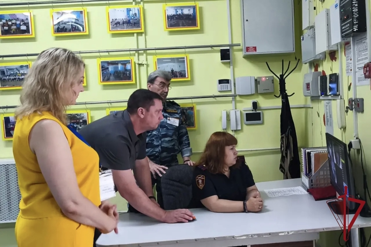 Ежегодная проверка готовности детских садов и школ: сотрудники вневедомственной охраны на страже безопасности детей