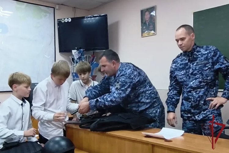 В преддверии 74-й годовщины со дня образования  вневедомственной охраны сотрудники Благовещенского филиала провели день открытых дверей для школьников