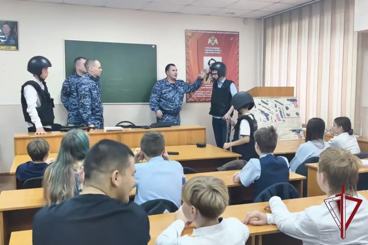 В преддверии 74-й годовщины со дня образования  вневедомственной охраны сотрудники Благовещенского филиала провели день открытых дверей для школьников