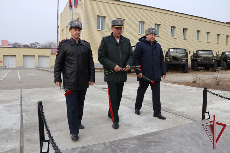 Поздравить сотрудников вневедомственной охраны с 74-й годовщиной образования подразделения в Амурскую область прибыл заместитель командующего Восточным округом Росгвардии