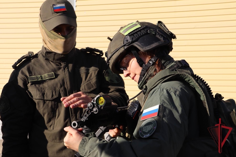 Сотрудники отрядов СОБР и ОМОН в Амурской области рассказали о своей службе благовещенским  школьникам и студентам