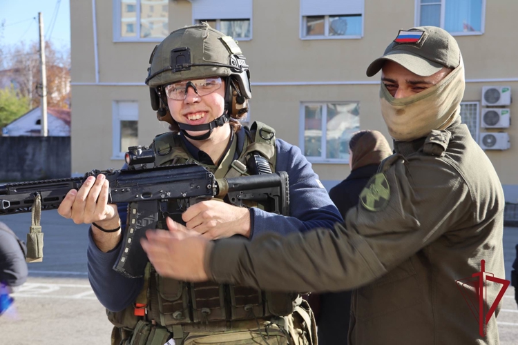 Сотрудники отрядов СОБР и ОМОН в Амурской области рассказали о своей службе благовещенским  школьникам и студентам