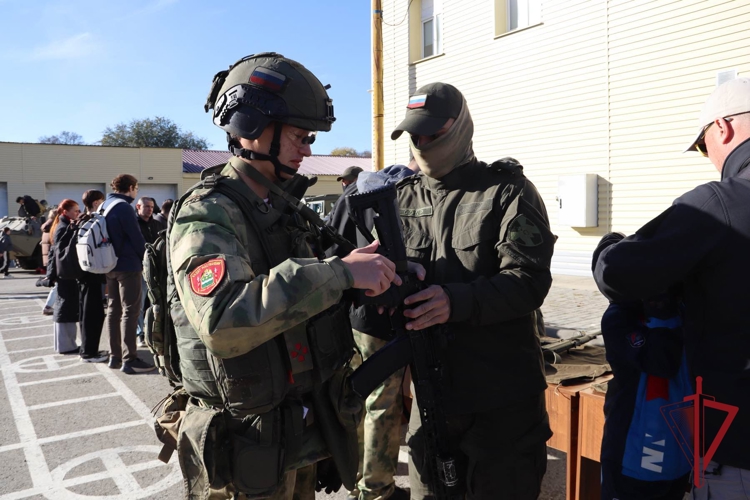 Сотрудники отрядов СОБР и ОМОН в Амурской области рассказали о своей службе благовещенским  школьникам и студентам