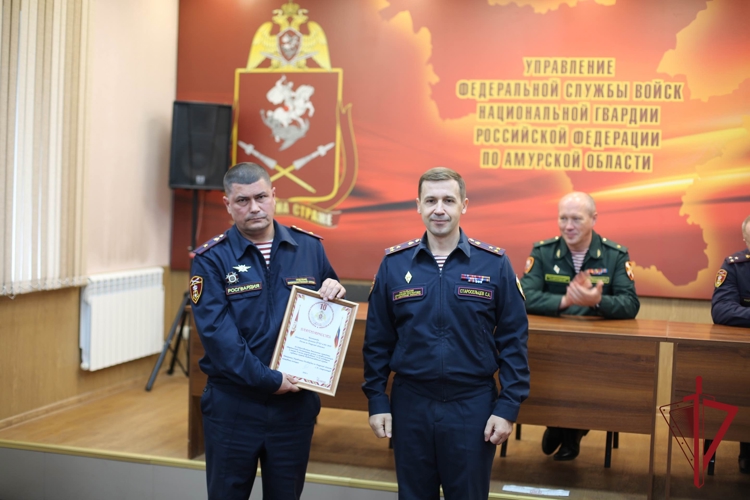 Поздравить сотрудников вневедомственной охраны с 74-й годовщиной образования подразделения в Амурскую область прибыл заместитель командующего Восточным округом Росгвардии