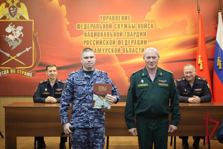 Поздравить сотрудников вневедомственной охраны с 74-й годовщиной образования подразделения в Амурскую область прибыл заместитель командующего Восточным округом Росгвардии