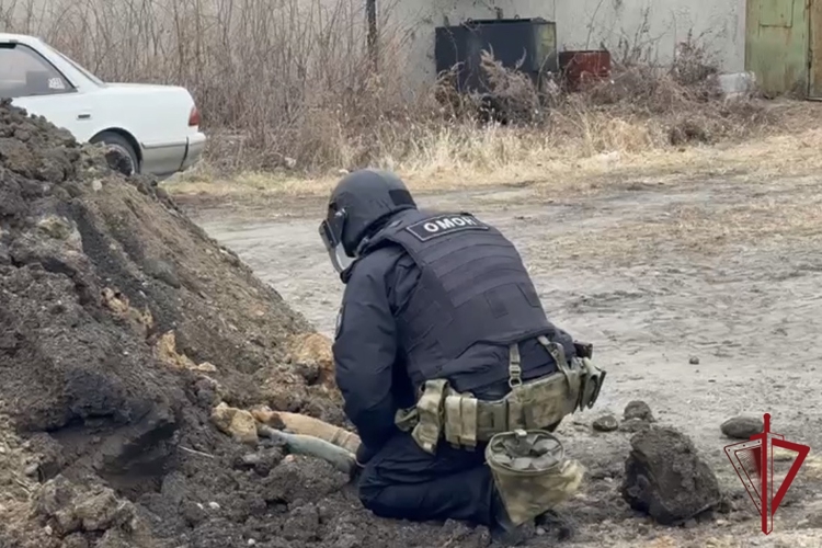 Сотрудники ОМОН обследовали найденный в Благовещенске предмет, схожий со снарядом