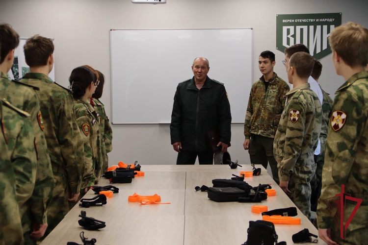 В рамках визита в Амурскую область заместитель командующего Восточным округом Росгвардии посетил центр патриотического воспитания молодёжи